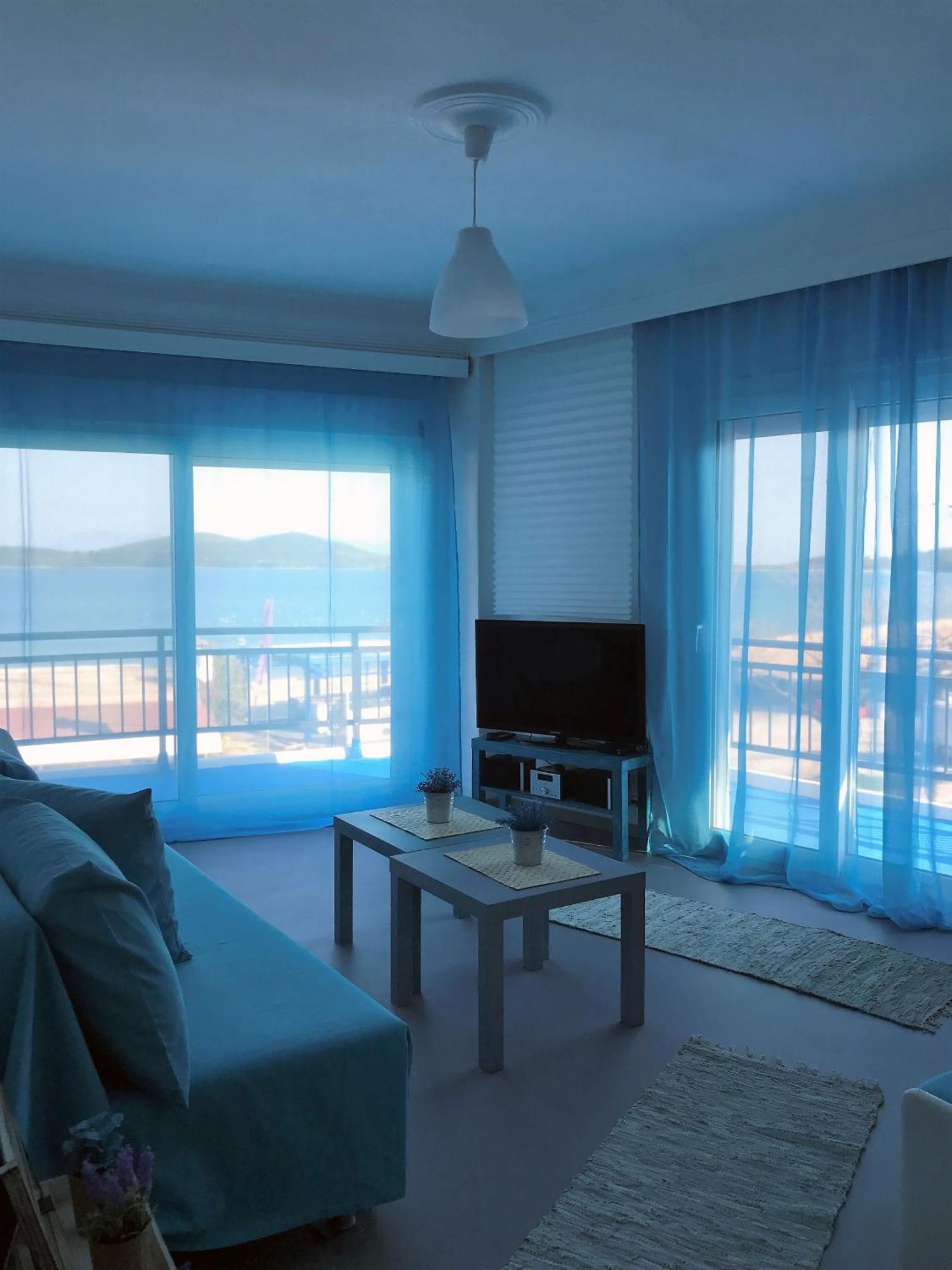 Upper Deck Apt. Apartment เนอาเปรามอส ภายนอก รูปภาพ