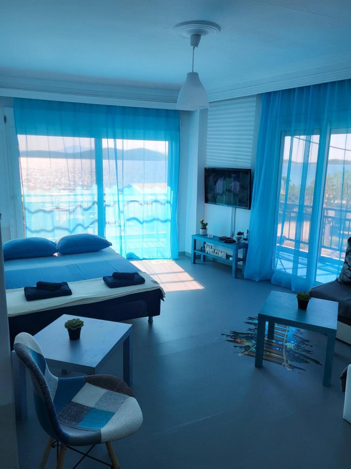 Upper Deck Apt. Apartment เนอาเปรามอส ภายนอก รูปภาพ