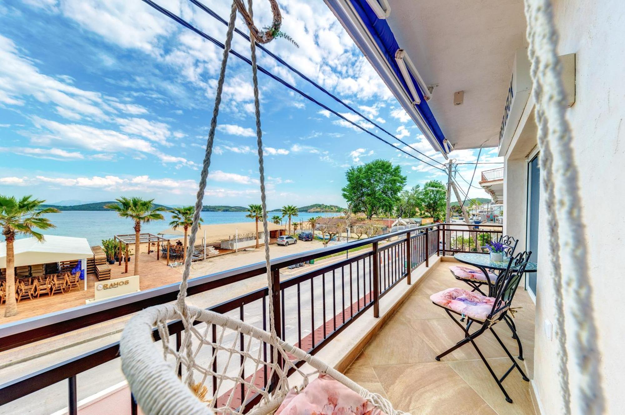 Upper Deck Apt. Apartment เนอาเปรามอส ภายนอก รูปภาพ
