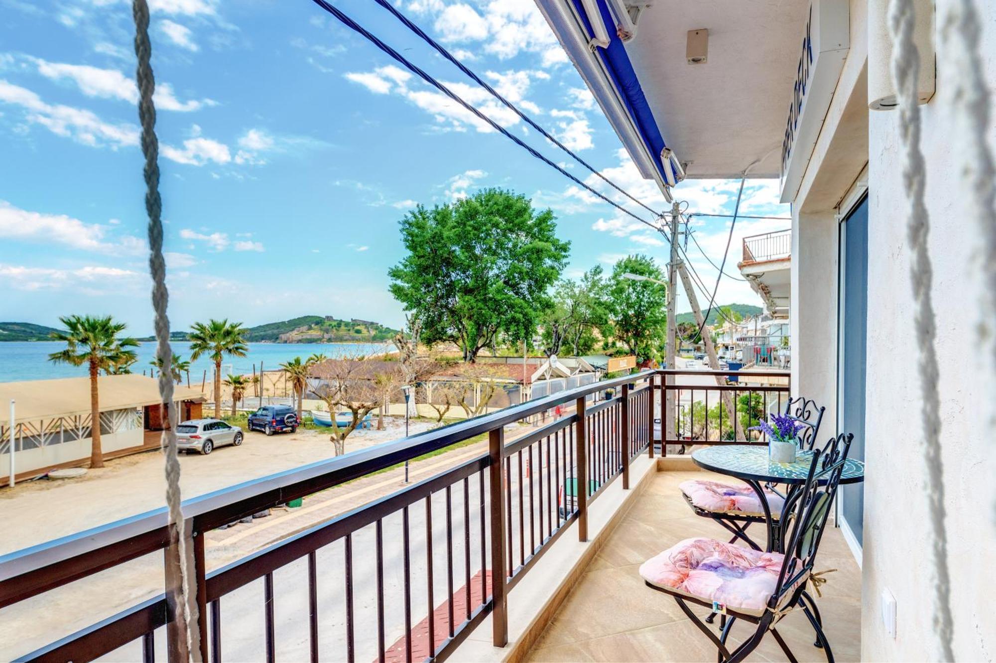 Upper Deck Apt. Apartment เนอาเปรามอส ภายนอก รูปภาพ
